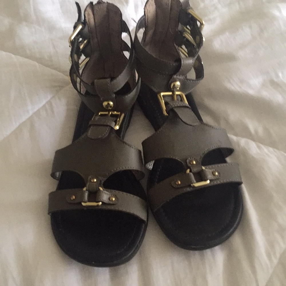 Sandals 71/2 olive colors.